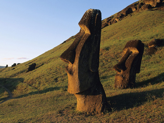 Moai_Statues_Easter_Island_Chile_web